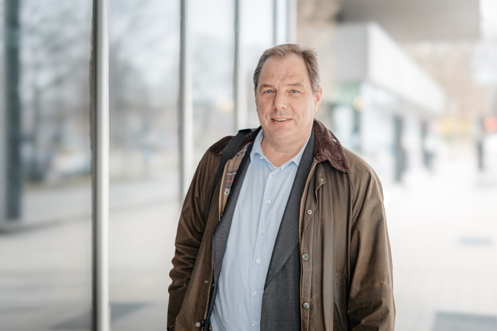 Steuerberater der Jens Briese Steuerberatung im Außenbereich mit Jacke und Tasche – Experte für Steuerberatung, Unternehmensberatung und betriebswirtschaftliche Strategien