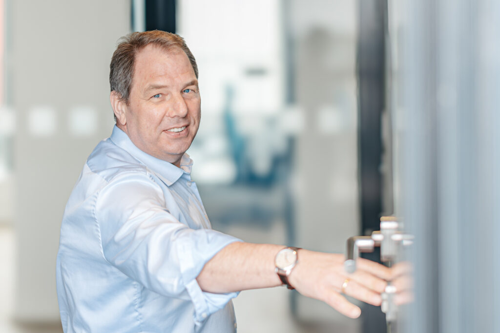 Steuerberater der Jens Briese Steuerberatung beim Öffnen einer Tür im Büro – Experte für Steuerberatung, Finanzbuchhaltung und betriebswirtschaftliche Beratung