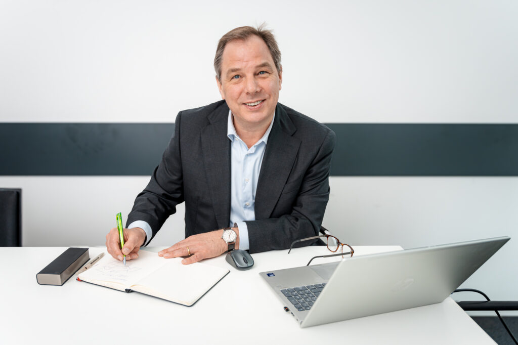 Steuerberater der Jens Briese Steuerberatung im Büro am Schreibtisch – Experte für Steuerberatung, Finanzbuchhaltung, Jahresabschlüsse und betriebswirtschaftliche Beratung